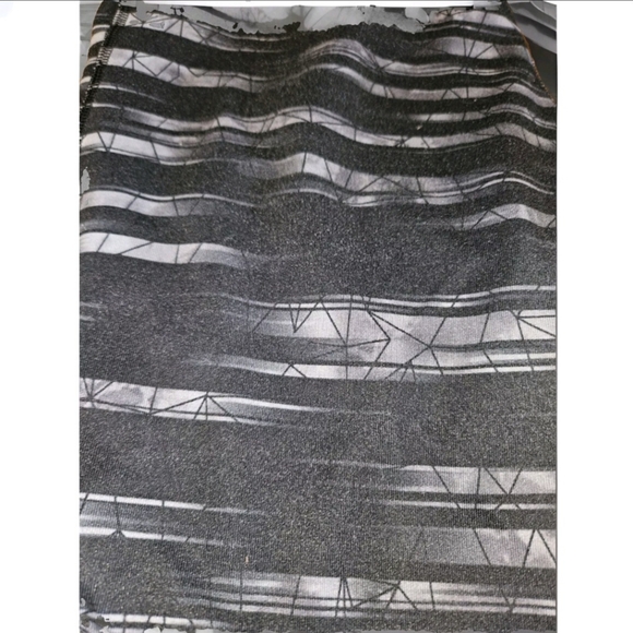 Elevate your activewear game with these Champion striped duadry XL leggings. - Picture 2 of 10